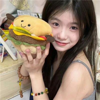 我躺帝王怀里刷视频